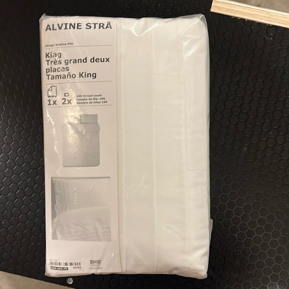 King duvet cover and 2 king pillow cases NWT